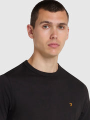 Danny Schmal geschnittenes T-Shirt aus Bio-Baumwolle in Schwarz
