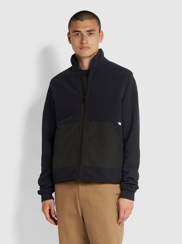 Caldwell Weste in True Navy